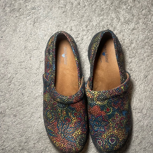 Nurse Mates Libby Women Size 7.5 Rainbow Dot Swirl Leather Clog Comfort Shoe - Picture 3 of 7